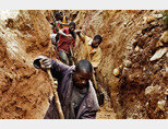 중국 기업이 소유한 콩고민주공화국 한 광산에서 광부들이 코발트를 채굴하고 있다. [VCG]
