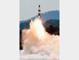 북한이 9월 25일 평안북도 태천 한 저수지에서 잠수함발사탄도미사일(SLBM)을 발사하고 있다. [조선중앙TV 캡처]