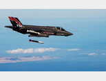 미 공군 F-35A 스텔스 전투기가 B61-12 개량형 전술핵폭탄을 시험투하하고 있다. [USAF]