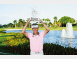 베른하르트 랑거가 11월 7일 PGA 챔피언스 투어 팀버테크 챔피언십에서 우승한 후 트로피를 들어 올리고 있다. [사진 제공 · PGA투어]