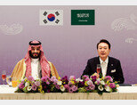 윤석열 대통령(오른쪽)이 11월 17일 무함마드 빈 살만 사우디아라비아 왕세자와 공식 오찬을 하고 있다. [사진 제공 · 대통령실]