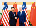 조 바이든 미국 대통령(오른쪽)과 시진핑 중국 국가주석이 정상회담에 앞서 웃으며 악수하고 있다. [People’s Daily]