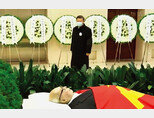시진핑 중국 국가주석이 12월 5일 장쩌민 전 주석의 유해를 바라보고 있다. [AP뉴시스]