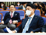 국민의힘 장제원 의원(오른쪽)과 권성동 전 원내대표가 이 12월 8일 서울 여의도 국회에서 열린 국회 상임위원장 후보자 선출 의원총회에 참석했다. [뉴스1]