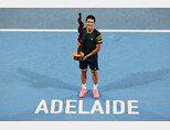 한국 남자 테니스 선수 권순우가 1월 14일 호주 애들레이드 메모리얼 드라이브 테니스 센터에서 남자프로테니스(ATP) 투어 ‘2023 애들레이드 인터내셔널’ 2차 대회 우승 트로피를 들어 올리고 있다. 
 [뉴시스]