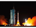 지난해 11월 중국 선저우 15호 우주선 발사 전 기능 점검과 합동 시험을 하고 있다. [뉴시스]