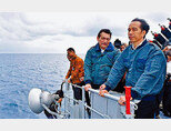 조코 위도도 인도네시아 대통령(오른쪽)이 중국과 영유권 분쟁 중인 북나투나 해역을 살펴보고 있다. [인도네시아 대통령궁]