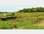 러시아군 병사들이 백기를 내건 장갑차에서 나와 우크라이나군에 투항하고 있다. [우크라이나 국방부 제공]