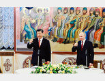 블라디미르 푸틴 러시아 대통령(오른쪽)과 시진핑 중국 국가주석이 3월 21일 정상회담 후 만찬에서 건배하고 있다. [크렘린궁]
