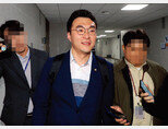 ‘코인 투자 논란’ 중심에 선 더불어민주당 김남국 의원(가운데)이 5월 9일 국회 의원회관 의원실에서 나오고 있다. [동아DB]