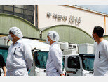 국회 환경노동위원회 소속 여야 의원들이 8월 16일 최근 근로자 사망사고가 발생한 경기 성남시 SPC그룹 계열사 샤니 제빵 공장을 시찰하고 있다. [뉴스1]