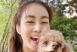 강소라, 반려견 '꼬미'와 여유로운 산책