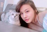 유인영, 고양이 '초코'와 찰칵.."같이 사진 찍기 힘드네 야옹이"