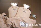 대한항공의 못 쓰는 기내 담요 활용법… 임직원 바느질로 재탄생한 핫팩 270개 기부