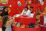 “신라면 맵지만 맛있어요”… 농심, 프랑스 카르푸 팝업 성황