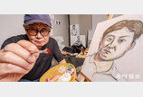 처음으로 사람 보며 초상화 그리는 67세 화가