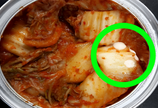 김치 위 ‘하얀 막’ 정체는? 곰팡이 아닌 ‘○○○’다 [알쓸톡]
