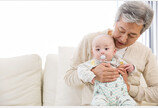 ‘손주 돌보기’ 뜻밖의 효과…“노인 기억·언어능력 저하 막아줘”[노화설계]