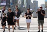 “벌써 30도”…패션업계 4월 신상 얇고 차갑게