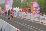 “하프 48분 기염” 베이징 로봇마라톤 대회, 中산뎬 결승선 통과