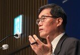 떠나는 이창용 “금리·외환개입만으로 환율 못 잡아…제도 개선 없으면 부작용”
