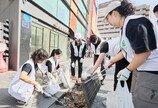 [포토]“빗물받이 안에 쌓인 담배꽁초도 쏙” …유니클로, 명동 일대 쓰레기 수거 활동