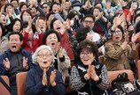 신나는 노래에 손뼉이 저절로 쳐지네