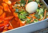 “비닐째 넣은 거 아냐?”…포장마차 떡볶이 논란