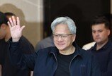 방한 젠슨 황, 공항패션도 화제…디올·에르메스·오클리로 완성