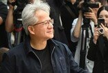 젠슨 황, 디올-에르메스-오클리 ‘공항패션’ 화제…가격은?