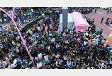 “사인 받으러 3시간 기다렸다”…젠슨 황 ‘삼소 회동’에 홍대 인산인해