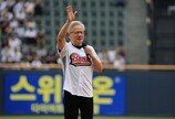 잠실구장 뜬 젠슨 황의 팬 서비스…주먹 인사에 어깨 춤까지