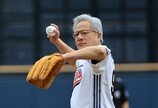 젠슨 황, 강남 PC방 누비고 야구장 시구… 오늘 SK 찾아 최태원과 업무협력 논의