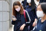 “주말엔 벽이나 보라고요?”…英 16세 미만 SNS 금지에 학생들 집단 반발