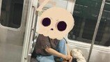 “한국 맞아?” 지하철서 발톱 깎고 과자 먹는 여성…누리꾼 ‘경악’