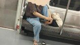 지하철서 발톱 깎는 여성…“한국 맞아?” 누리꾼 ‘눈살’ [e글e글]