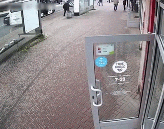 “상대 잘못 골랐어”…소매치기 뒷덜미 잡아챈 20대女(영상)