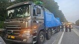 플라스틱 알갱이 ‘와르르’…승용차 미끄러져 추돌, 운전자 숨져
