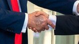 李와 악수 트럼프, 오른손등 ‘선명한 멍’…메이크업 포기?