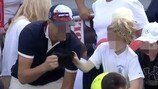 아이가 선수에게 받은 모자 빼앗은 美 어른…전 세계 분노 샀다
