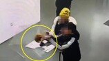 CCTV에 찍힌 ‘아찔한 순간’…아이 손에 떨어진 4억원대 황금 왕관 (영상)