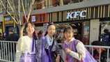 “68세 할머니도 보라색”…광화문은 ‘아미 스타일’ 보라 런웨이