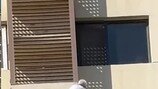 27층 외벽 타고 내려온 89세 할머니…“방에 갇혀 탈출 시도”