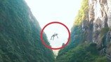 “안전장비 안 묶였다” 외쳤는데 ‘출발’…中 절벽그네 추락사