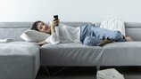 ‘불금’엔 ‘비행기 모드’ ON…“사람 만나는 게 피곤하다”