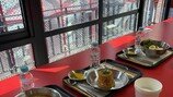 “볶음너구리 왜 한국엔 없죠?”…성수서 맛본 ‘라면의 변주’ [리뷰로그]