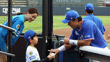 사인 하나에도 정성 가득 ‘배려왕 이승엽’