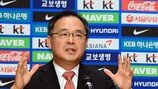 이용수 기술위원장 “코칭스태프때문에 어려움 겪는건 처음”