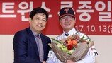 ‘복장’ 류중일, LG 감독 취임선물로 ‘타격기계’ 획득