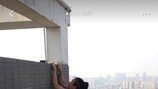 고층 건물 맨손 매달리기 고수, 결국…충격적인 소식